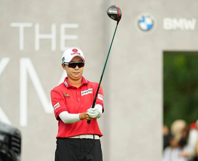 김효주가  16일 전남 해남군 파인비치 골프링크스(파72)에서 열린 대회 1라운드 1번홀에서 티샷하기 전에 조준하고 있다. 대회 조직위 제공