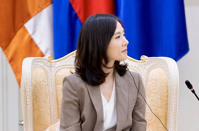 김진아 외교부 2차관이 16일(현지시간) 캄보디아 프놈펜 평화궁에서 훈 마넷 총리(사진 비포함)를 예방하고 있다. 김 차관은 구금된 한국인 송환과 양국 간 범죄 대응 협력 방안을 논의하기 위해 캄보디아를 공식 방문했다. EPA 연합뉴스