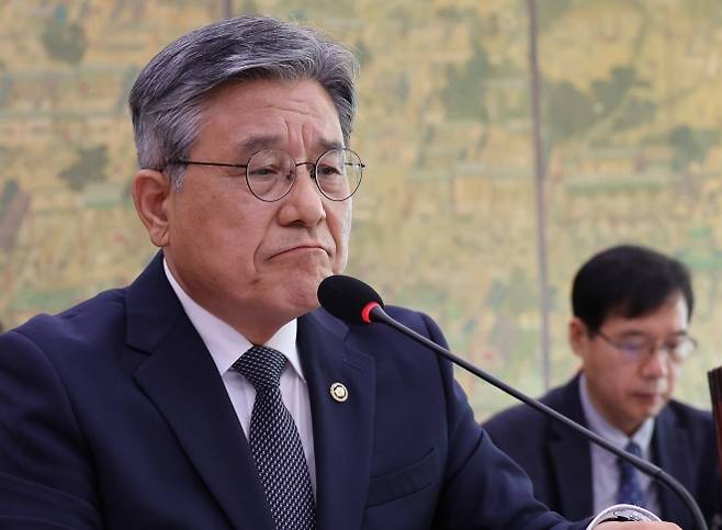 국감 질의 듣는 허민 국가유산청장 - 허민 국가유산청장이 16일 서울 여의도 국회에서 열린 2025년도 국가유산청 등에 대한 문화체육관광위원회 국정감사에서 의원들의 이야기를 듣고 있다. 연합뉴스