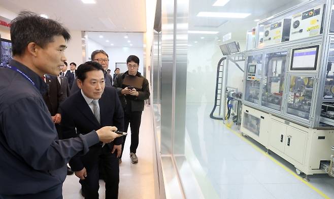 시설 둘러보는 장동혁 - 국민의힘 장동혁 대표가 16일 오전 경남 창원시 성산구 지엠비(GMB) 코리아에서 열린 ‘미국 관세 정책 대응 수출기업 민생현장 간담회’에 앞서 공장 시설을 둘러보고 있다. 2025.10.16  연합뉴스