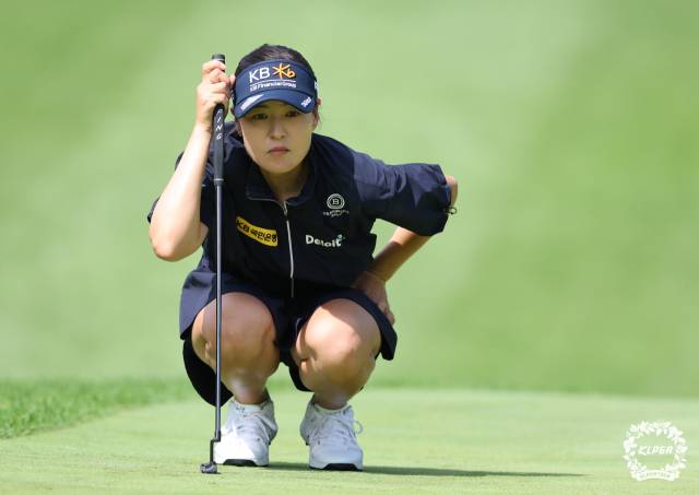 그린을 읽고 있는 전인지. 사진 제공=KLPGA