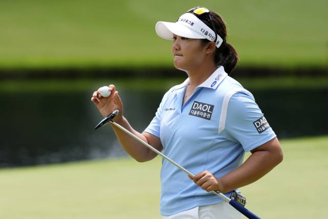 퍼팅을 마치고 갤러리에게 인사하고 있는 유해란. 사진 제공=AP연합뉴스