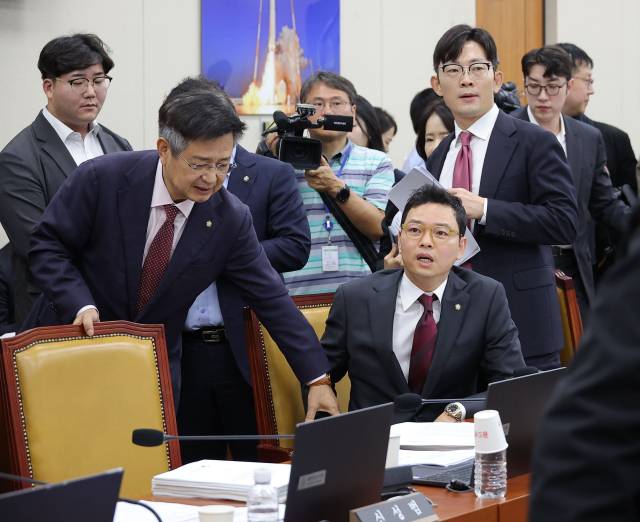 국민의힘 박정훈 의원이 16일 국회 과학기술정보방송통신위원회에서 열린 2025년도 국정감사에서 휴대전화 문자 폭로 사태와 관련 최민희 위원장의 회의 진행에 대해 항의하고 있다. 연합뉴스