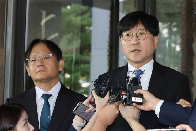 16일 서울 서초구 대법원 앞에서 최태원 회장 측 변호인단인 민철기(왼쪽), 이재근 변호사가 판결 결과에 대한 입장을 발표하고 있다. 연합뉴스