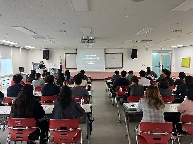 군위군지역사회보장협의체가 군위여성회관에서 '돌봄통합지원사업 역량 강화 교육'을 진행하고 있다. ⓒ군위군
