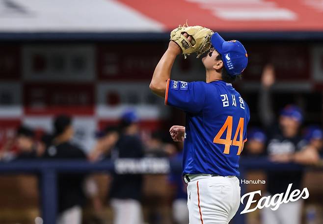 한화 김서현(사진)은 프로 3년차인 올해 급하게 마무리투수를 맡았지만, 위력적인 투구로 성공적인 시즌을 보냈다. 김경문 한화 감독은 김서현이 그저 고마울 뿐이다. 사진제공｜한화 이글스