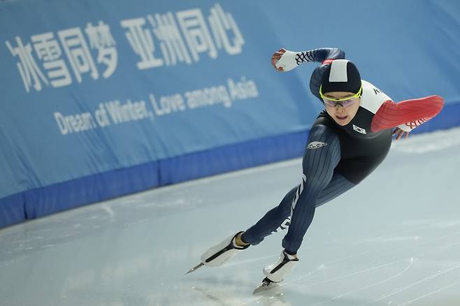 대한민국 여자스피드스케이팅 단거리의 간판 김민선의 시선은 3번째 올림픽 무대인 2026밀라노-코르티나담페초올림픽을 향하고 있다. 그는 “과거에는 ‘깜짝 메달’이란 수식어가 붙었겠지만, 이제는 메달 후보로 올림픽에 가야 한다”며 책임감을 보였다. 2월 하얼빈동계아시안게임 여자 500m에서 레이스를 펼치는&nbsp;김민선.&nbsp;신화뉴시스