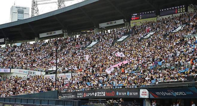 올해 가을야구에서 살아남은 LG, 한화, 삼성은 모두 인기 구단이다. 앞선 WC 결정전 2경기, 준PO 4경기가 모두 매진된 가운데 향후 PO, KS의 최소 7경기, 최대 12경기 티켓도 모두 판매될 것이 유력하다. LG의 홈 잠실구장. 뉴시스