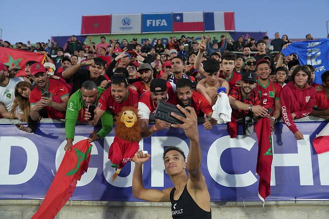 모로코 선수가 16일 U-20 월드컵 결승 진출에 성공한 뒤 팬 앞에서 셀카를 찍고 있다. EPA연합뉴스