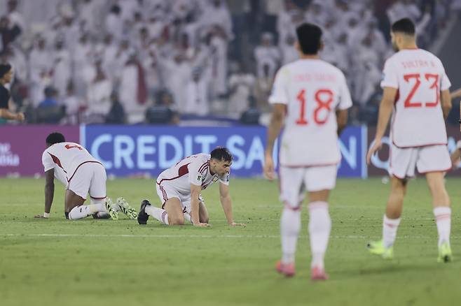 UAE 선수들이 15일 카타르전 패배 후 아쉬워하고 있다. AP연합뉴스