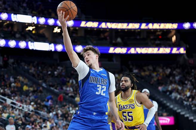 댈러스 매버릭스의 쿠퍼 플래그가 16일 미국 네바다주 라스베이거스의 T-모바일 아레나에서 열린 LA레이커스와 2025~2026 미국프로농구 프리시즌 경기에서 레이업슛을 하고 있다.    라스베이거스 | AP연합뉴스