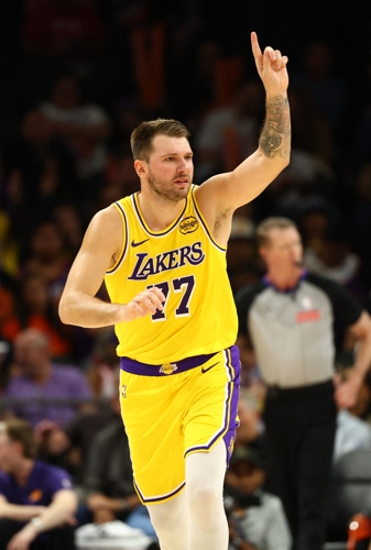 LA 레이커스 루카 돈치치가 15일 프리시즌 피닉스전에서 슛을 성공한 뒤 손짓하고 있다. Imagn Images연합뉴스