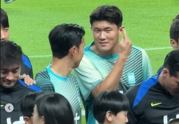 손흥민에게 마스코트 중에 특이한 머리 스타일을 가진 아이가 있다고 설명하는 것으로 추정되는 김민재. 433 SNS 캡처