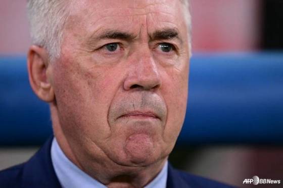 카를로 안첼로티 브라질 국가대표팀 감독이 14일 도쿄 아지노모토 스타디움에서 열린 일본과 브라질의 친선경기를 바라보고 있다. /AFPBBNews=뉴스1