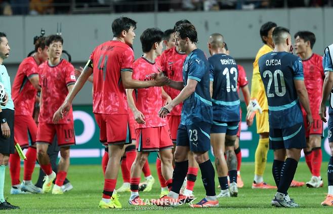 한국 축구 국가대표팀이 14일 서울월드컵경기장에서 파라과이 대표팀과 친선경기를 벌였다.  김민재를 비롯한 태극전사들이 2-0 승리를 거둔 후 파라과이 선수들과 인사하고 있다. /사진=김진경 대기자