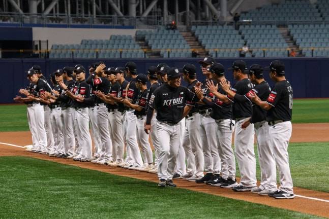 KT 퓨처스 팀과 코치진. /사진=KBO 제공