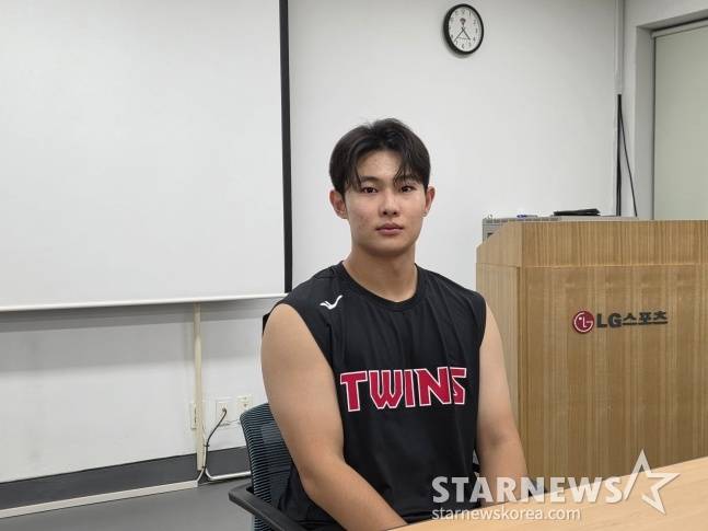 LG 김영우가 지난 13일 LG 챔피언스 파크에서 취재진과 인터뷰하고 있다. /사진=김동윤 기자