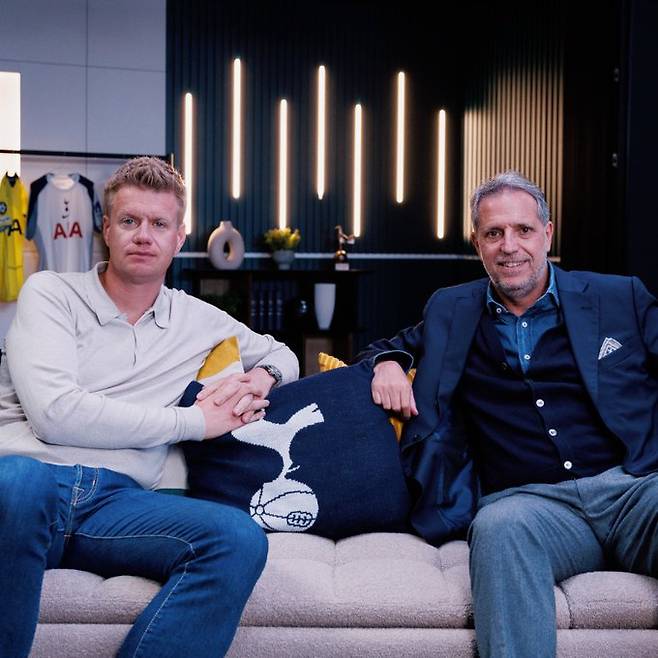 요한 랑게(왼쪽)와 파비오 파라티치 단장. /사진=토트넘 홋스퍼 공식 사회관계망서비스(SNS)