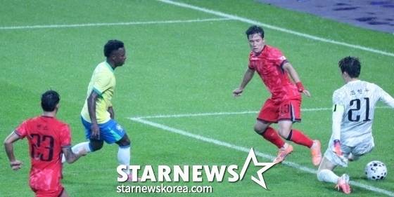 비니시우스 주니오르(왼쪽)를 수비하는 이태석(오른쪽 두 번째)의 모습. /사진=김진경 대기자