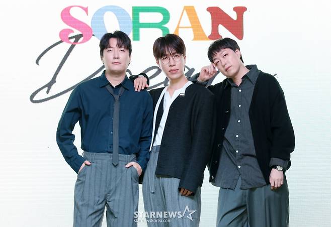 그룹 소란이 16일 서울 마포구 엠피엠지 사옥에서 진행된 3인 체제 마지막 앨범 'DREAM' 발매 기념 쇼케이스에서 포즈를 취하고 있다. /2025.10.16 /사진=김휘선 hwijpg@