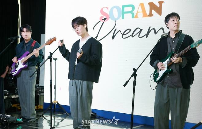 그룹 소란이 16일 서울 마포구 엠피엠지 사옥에서 진행된 3인 체제 마지막 앨범 'DREAM' 발매 기념 쇼케이스에서 멋진 무대를 선보이고 있다. /2025.10.16 /사진=김휘선 hwijpg@