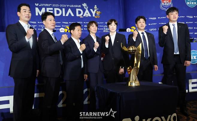 진에어 2025-2026시즌 V리그 미디어데이가 16일 서울 강남구 청담 리베라호텔에서 열렸다.  정관장 고희진 감독(왼쪽)을 비롯한 7개 구단 감독들이 우승컵 앞에서 포토타임을 갖고 있다. /사진=김진경 대기자