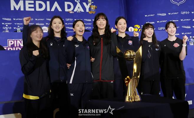 진에어 2025-2026시즌 V리그 미디어데이가 16일 서울 강남구 청담 리베라호텔에서 열렸다.  현대건설 김다인(왼쪽)을 비롯한 7개 구단 선수들이 우승컵 앞에서 포토타임을 갖고 있다. /사진=김진경 대기자
