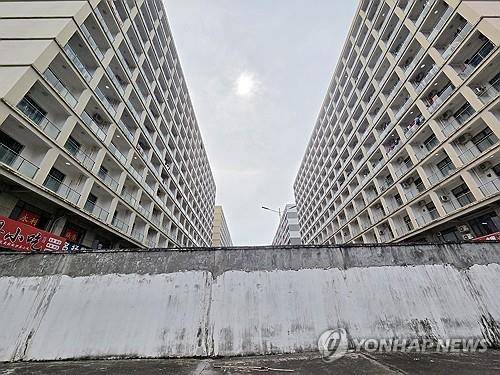 3m 넘는 담벼락     (시아누크빌[캄보디아]=연합뉴스) 손현규 특파원 = 14일(현지시간) 오후 캄보디아 시아누크빌에 있는 범죄 단지로 추정되는 건물 인근에 3m가 넘는 담벼락이 서 있다. 2025.10.14 
    son@yna.co.kr