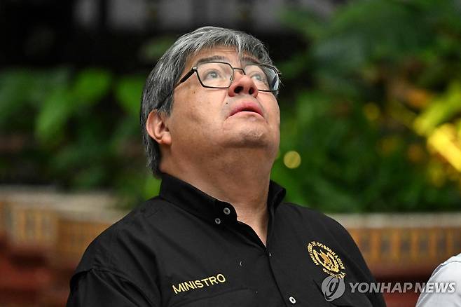 하늘 바라보는 프란시스코 히메네스 과테말라 전 내무부 장관 [과테말라시티 AFP=연합뉴스. 재판매 및 DB 금지]