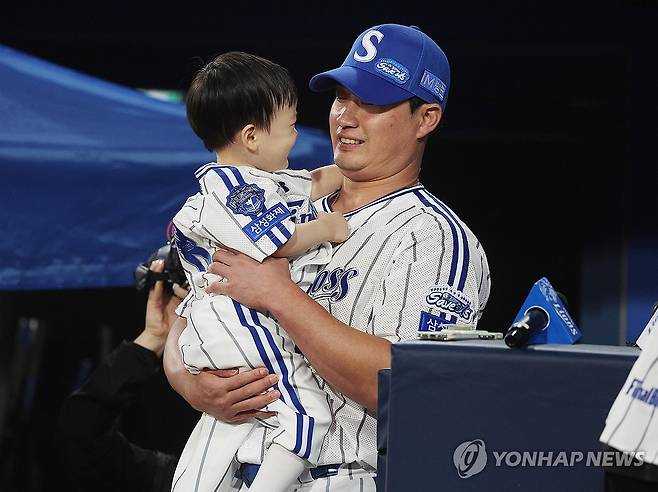 오승환 '가족과 함께' (대구=연합뉴스) 김현태 기자 = 30일 대구 삼성라이온즈파크에서 열린 KIA와 삼성의 경기. 이날 은퇴식을 하는 삼성의 오승환이 가족과 함께 시구를 하기 위해 기다리고 있다. 2025.9.30 mtkht@yna.co.kr