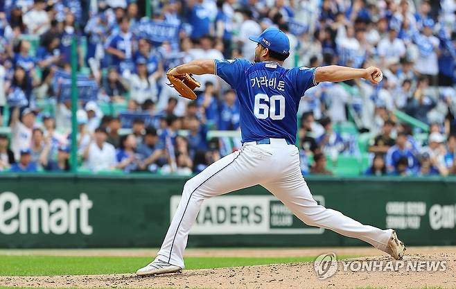 삼성 선발 가라비토 역투 (인천=연합뉴스) 임순석 기자 = 11일 인천 SSG랜더스필드에서 열린 2025 프로야구 KBO리그 포스트시즌 준플레이오프 2차전 삼성 라이온즈와 SSG 랜더스의 경기. 5회 말 삼성 선발투수 가라비토가 역투하고 있다. 2025.10.11 soonseok02@yna.co.kr