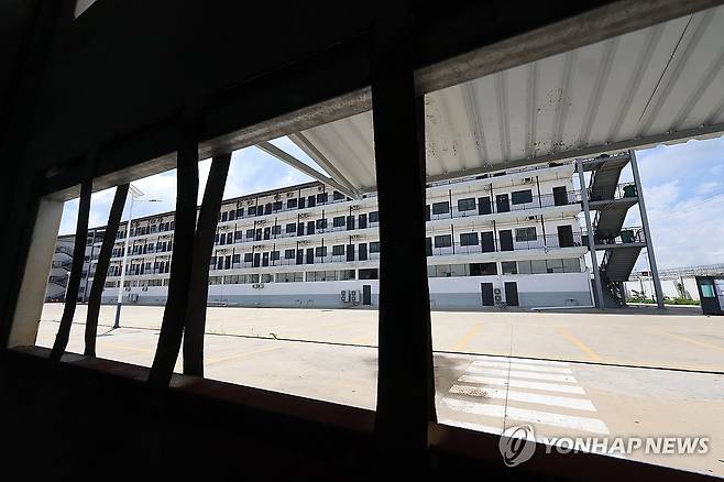 캄보디아 범죄단지 '태자단지' (프놈펜=연합뉴스) 서대연 기자 = 캄보디아에서 한국인 납치ㆍ감금이 잇따라 발생하며 정부가 대응에 나선 가운데 16일(현지시간) 캄보디아 프놈펜 인근 프린스그룹이 운영하는 범죄단지로 알려진 태자단지의 모습. 2025.10.16 dwise@yna.co.kr