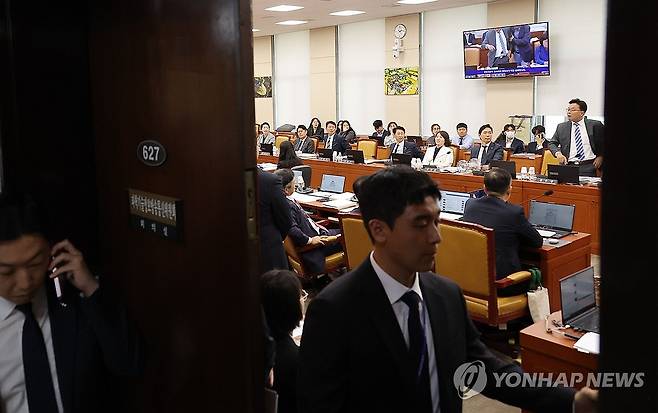 비공개로 전환된 과방위 국감 (서울=연합뉴스) 류영석 기자 = 16일 서울 여의도 국회 과학기술정보방송통신위원회에서 열린 2025년도 국정감사에서 최민희 위원장이 취재진 퇴장을 선언한 뒤 회의가 비공개로 진행되고 있다. 2025.10.16 ondol@yna.co.kr