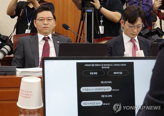 과방위 여야, '문자 폭로 사태' 충돌 (서울=연합뉴스) 류영석 기자 = 국민의힘 박정훈 의원이 16일 국회 과학기술정보방송통신위원회에서 열린 2025년도 국정감사에서 더불어민주당 김우영 의원이 공개한 자신의 휴대전화 문자를 바라보고 있다. 2025.10.16 ondol@yna.co.kr