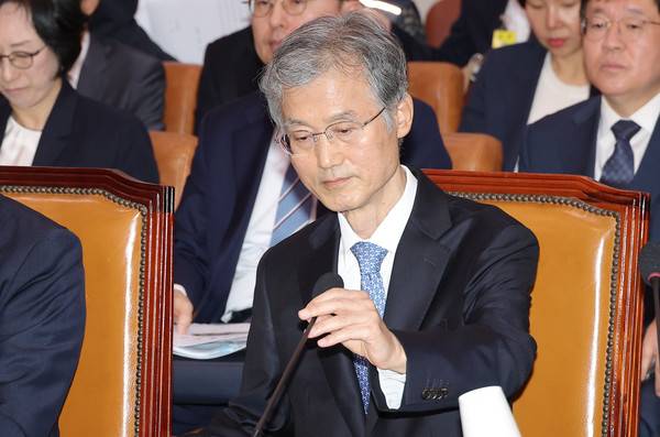 이재명 정부 첫 국정감사가 시작된 13일 서울 여의도 국회에서 열린 법제사법위원회 국정감사에&nbsp;조희대&nbsp;대법원장이 출석, 마이크를 조정하고 있다. 2025.10.13 [사진=연합뉴스]