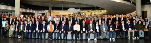 ◇지난해 11월12일 스위스 로잔에서 열린 2024년 세계올림픽도시연맹 총회 참석자들이 기념촬영하고 있다. 당시 평창군은