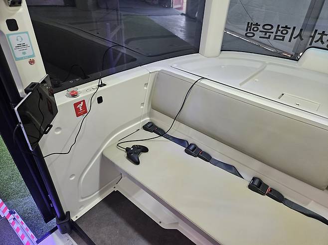 자율주행버스가 수동운전으로 전환 시, 운전자는 모니터를 보고 컨트롤러를 이용해 운전한다.