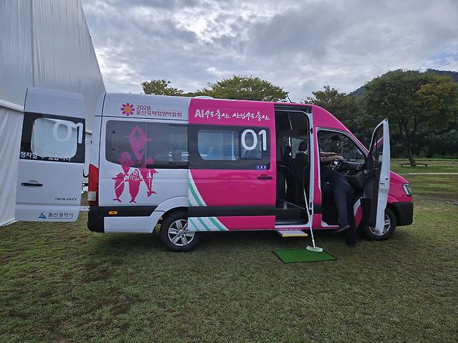 버스와 택시의 중간 격으로 분류되는 수요응답형(DRT) 차량 모습.