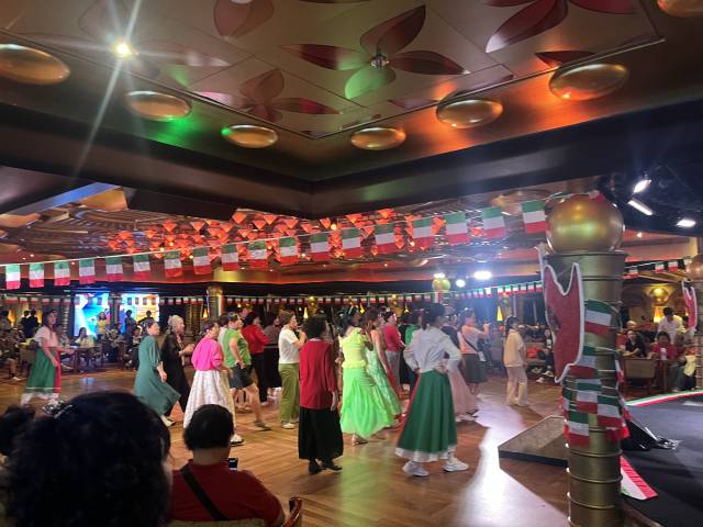 코스타 세레나호 내부 시설에서 춤을 추고 있는 승객들. 김세연 기자