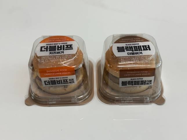 이마트24가 신세계푸드와 함께 내놓은 프리미엄 버거 2종/사진=김다이 기자 @neverdie
