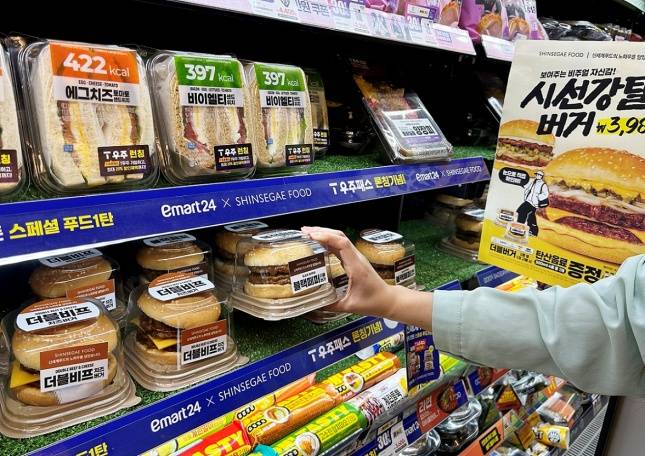 이마트24 편의점에서 고객이 프리미엄버거를 고르는 모습/사진=이마트24