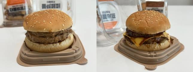 블랙페퍼더블버거(왼쪽)와 더블비프치즈버거/사진=김다이 기자 @neverdie