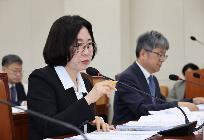 이미선 기상청장이 17일 서울 여의도 국회에서 열린 기후에너지환경노동위원회 국정감사에서 의원 질의에 답하고 있다. (사진=뉴시스)