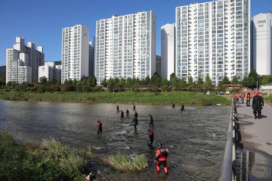 지난 16일 오전 경기도 의정부시 호원동 중랑천에서 소방당국이 실종자를 수색하고 있다.   앞서 지난 13일 오후 중랑천에서 중학생 1명이 불어난 물에 휩쓸려 실종됐다. 〈사진=연합뉴스〉