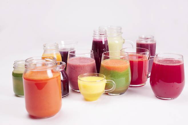 과일을 믹서기에 넣어 즙, 주스로 만드는 사람이 있다. 당이 포함된 과일은 즙, 주스보다는 생과일을 잘 씻어 껍질째 먹는 것이 좋다. 사진=게티이미지뱅크