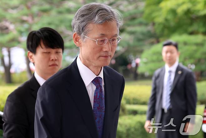 조희대 대법원장이 17일 오전 서울 서초구 대법원 청사로 출근을 하고 있다. 2025.10.17/뉴스1 ⓒ News1 김명섭 기자