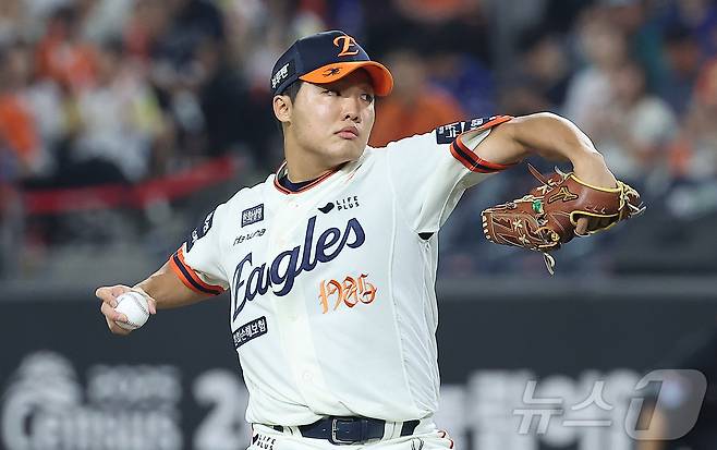 26일 오후 대전 한화생명 볼파크에서 열린 프로야구 '2025 신한 SOL뱅크 KBO 리그' LG 트윈스와 한화 이글스의 경기, 한화 정우주가 7회초 등판해 힘차게 공을 던지고 있다. 2025.9.26/뉴스1 ⓒ News1 김진환 기자