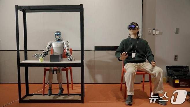 LG CNS가 휴머노이드 로봇에 피지컬 AI 적용을 위해 시뮬레이션 기반으로 학습을 진행하고 있다.(LG CNS 제공)