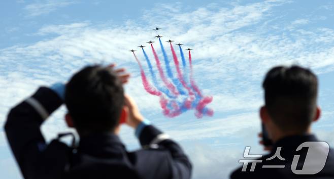 17일 경기 성남시 수정구 서울공항에서 열린 '서울 국제 항공우주 및 방위산업 전시회'(서울 ADEX 2025)'에서 공군 특수비행팀 블랙이글스가 화려한 에어쇼를 선보이고 있다. 2025.10.17/뉴스1 ⓒ News1 김영운 기자