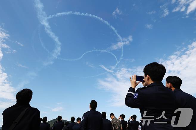 17일 경기 성남시 수정구 서울공항에서 열린 '서울 국제 항공우주 및 방위산업 전시회'(서울 ADEX 2025)'에서 공군 특수비행팀 블랙이글스가 화려한 에어쇼를 선보이고 있다. 2025.10.17/뉴스1 ⓒ News1 김영운 기자